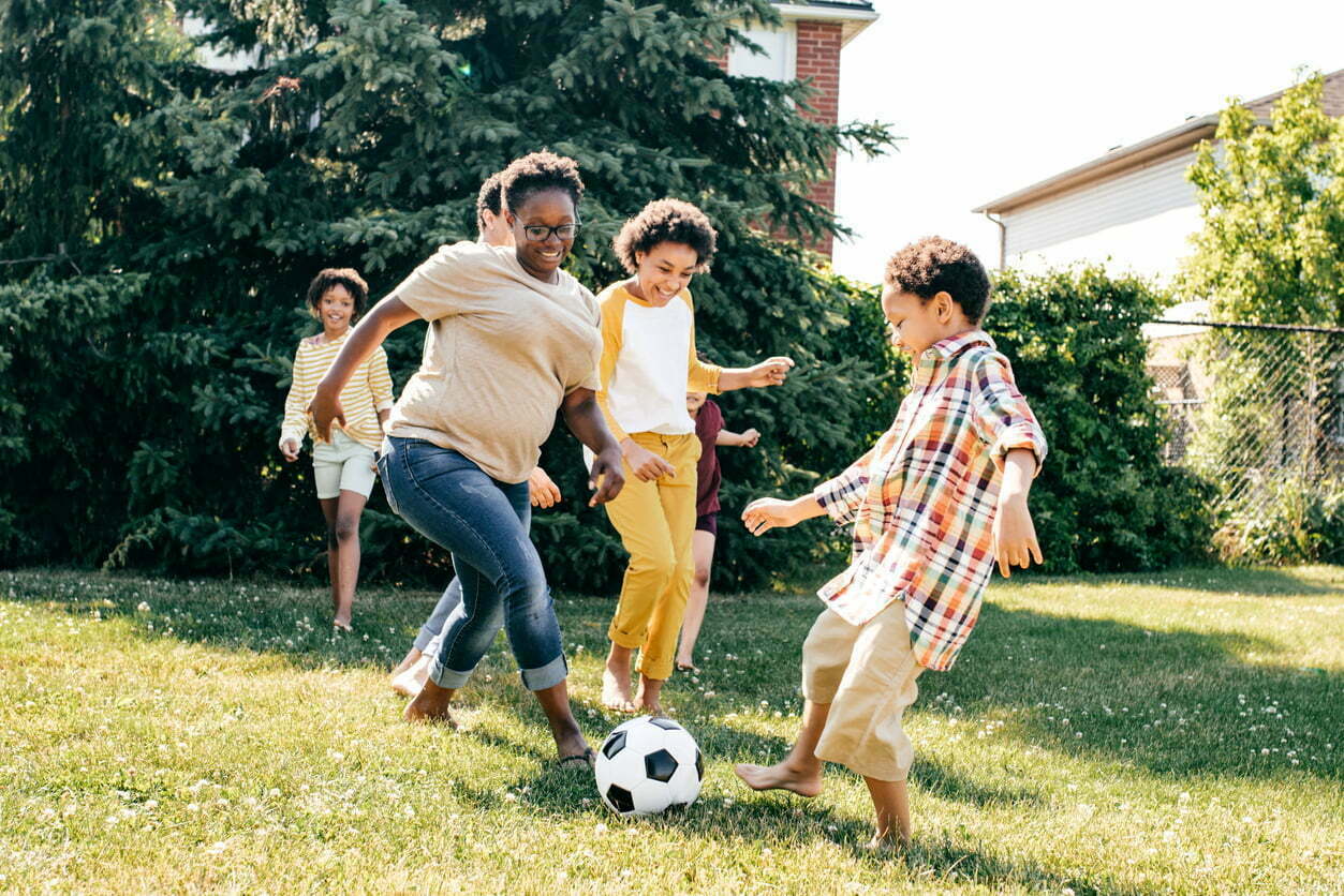 une famille jouant au football